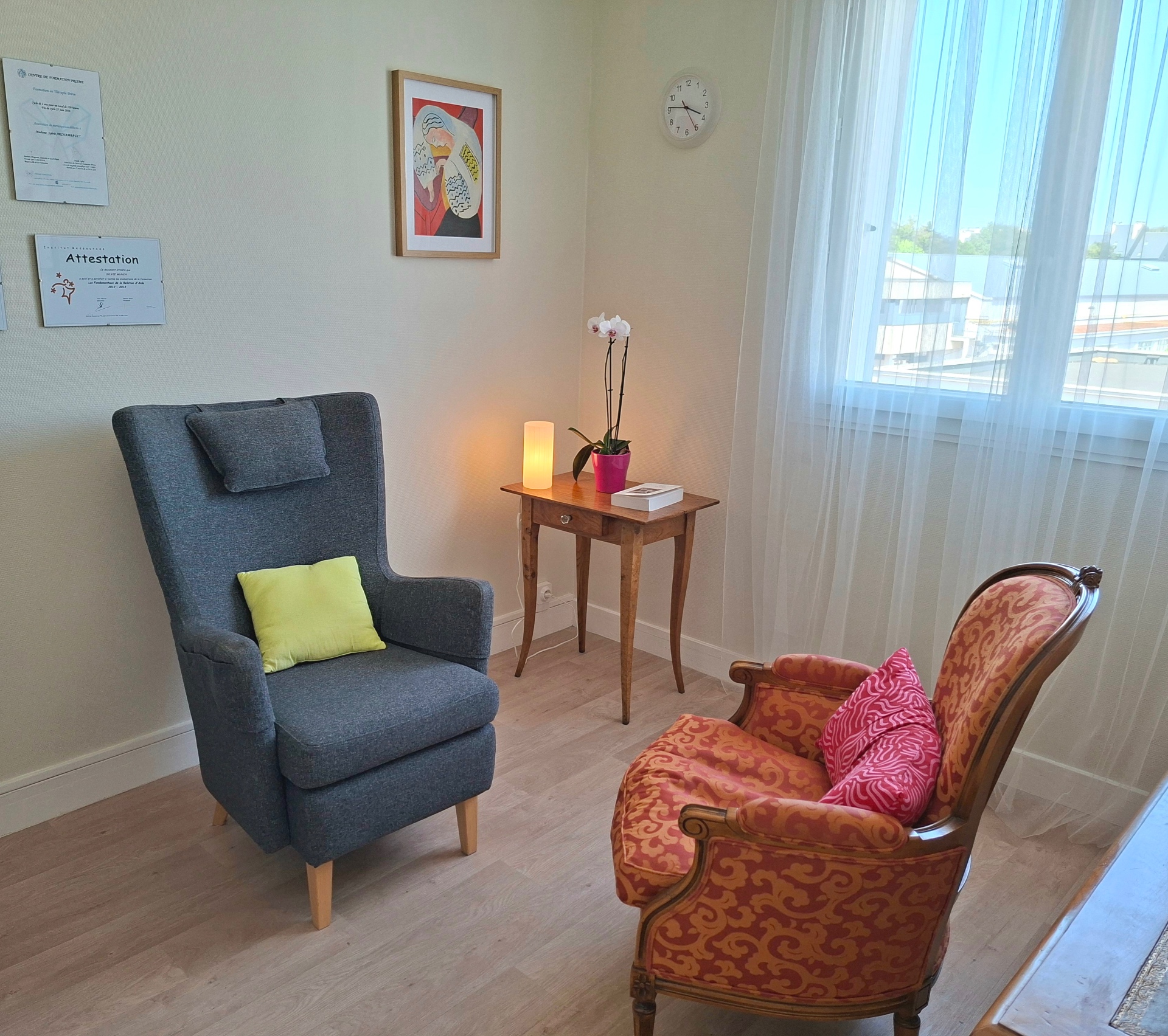 Le fauteuil de thérapie du cabinet